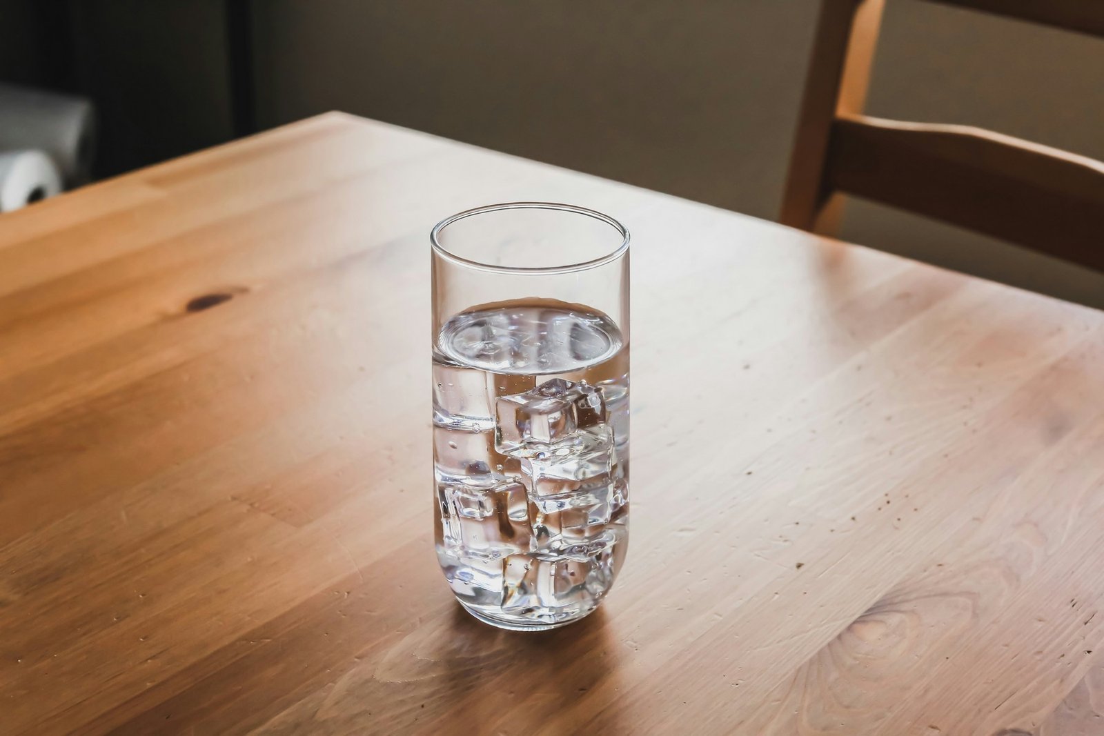 Eiswürfel in einem Glas mit Wasser