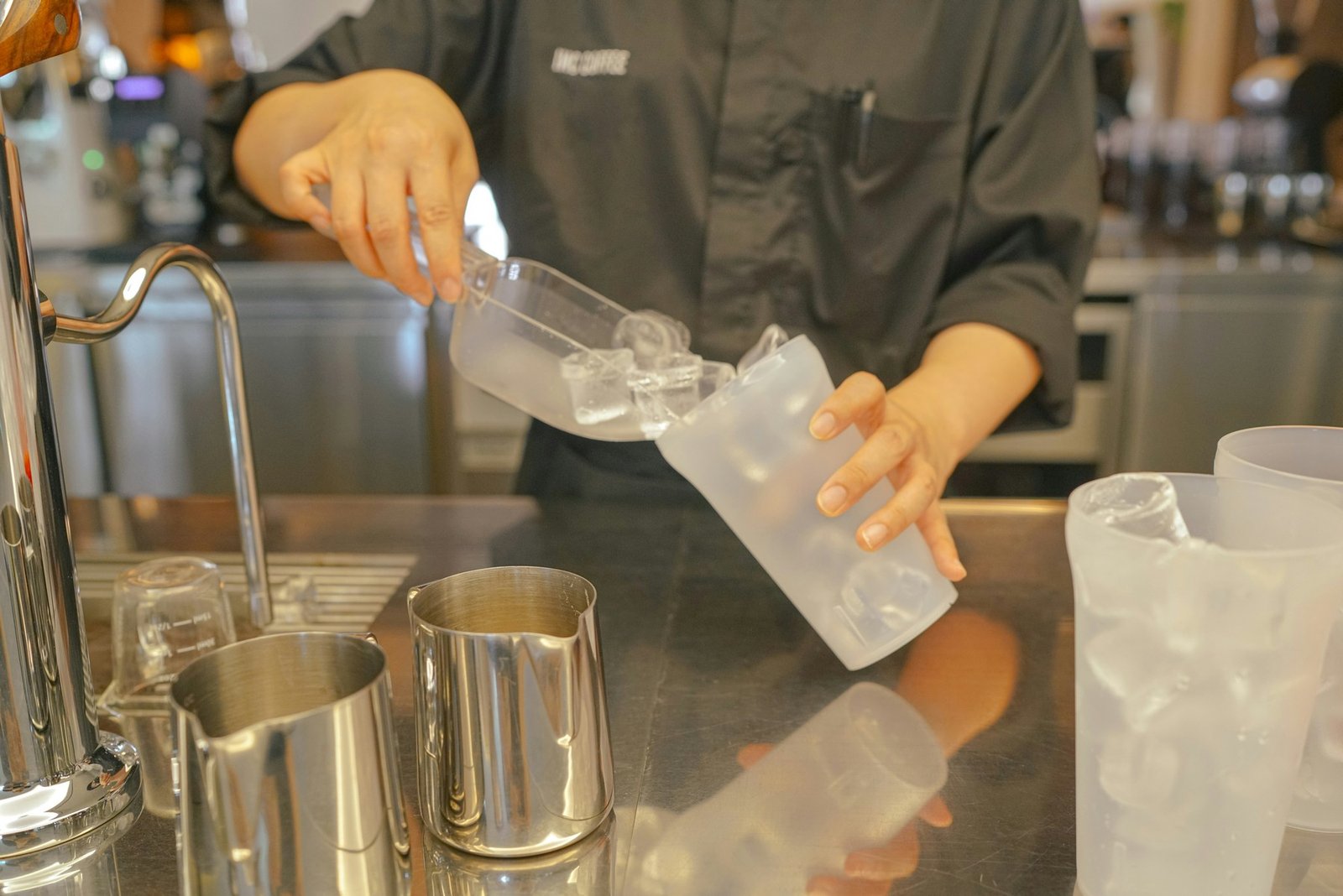 Gewerbliche Eiswürfelmaschine in einer Profiküche