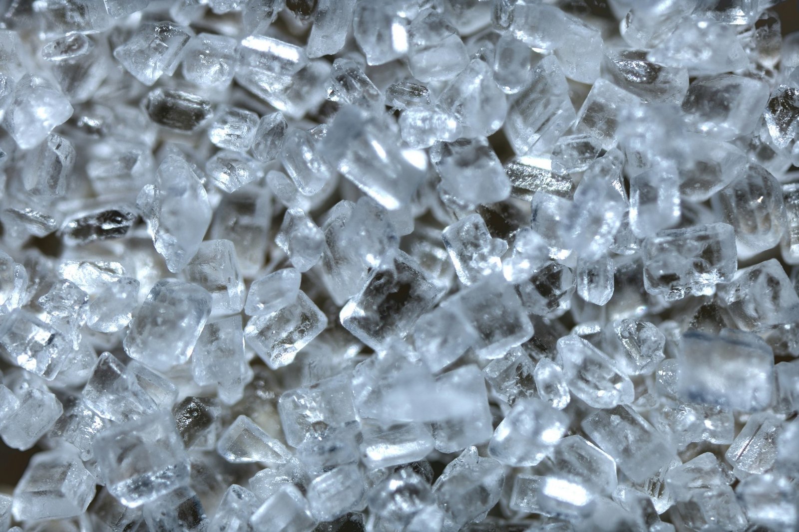 Eiswürfelmaschine steht auf einer Küchenarbeitsfläche