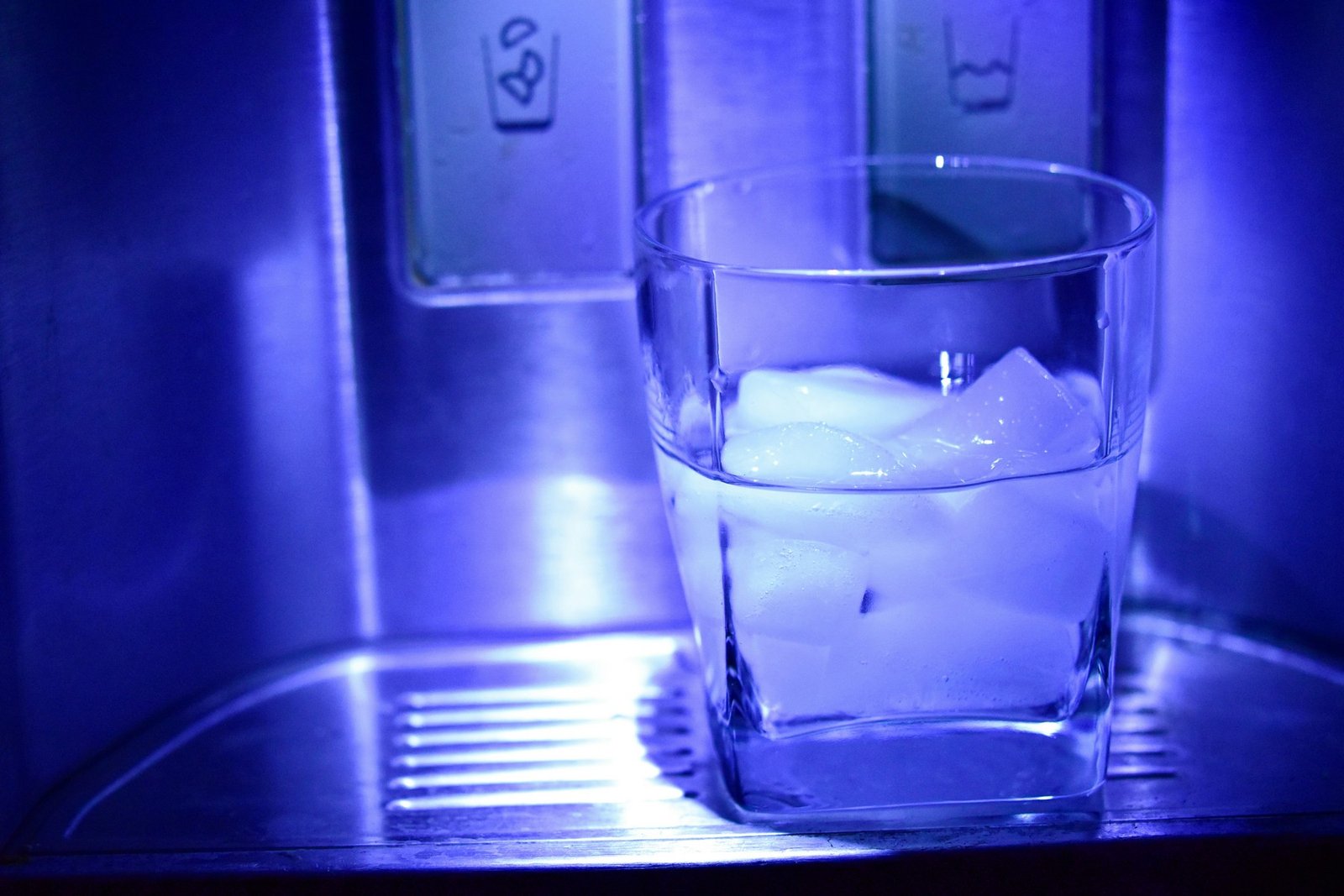 Eiswürfelmaschine auf einer Küchenarbeitsfläche