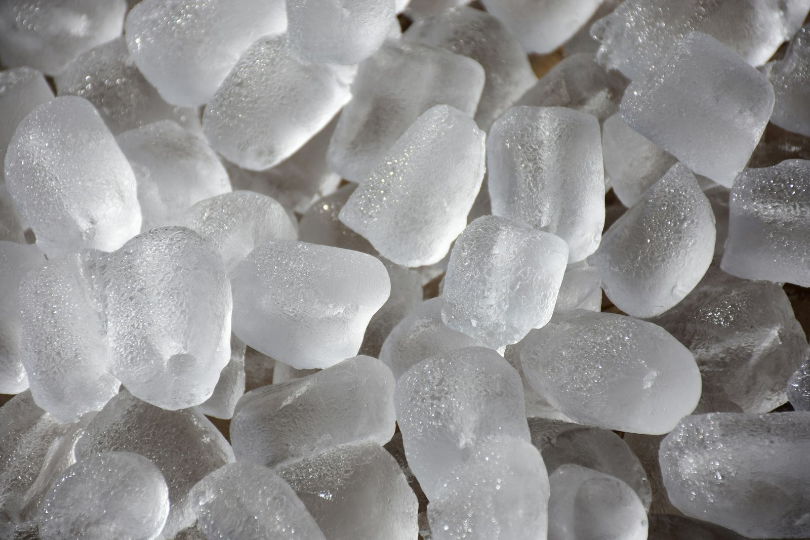 Eiswürfelmaschine wird gründlich gereinigt