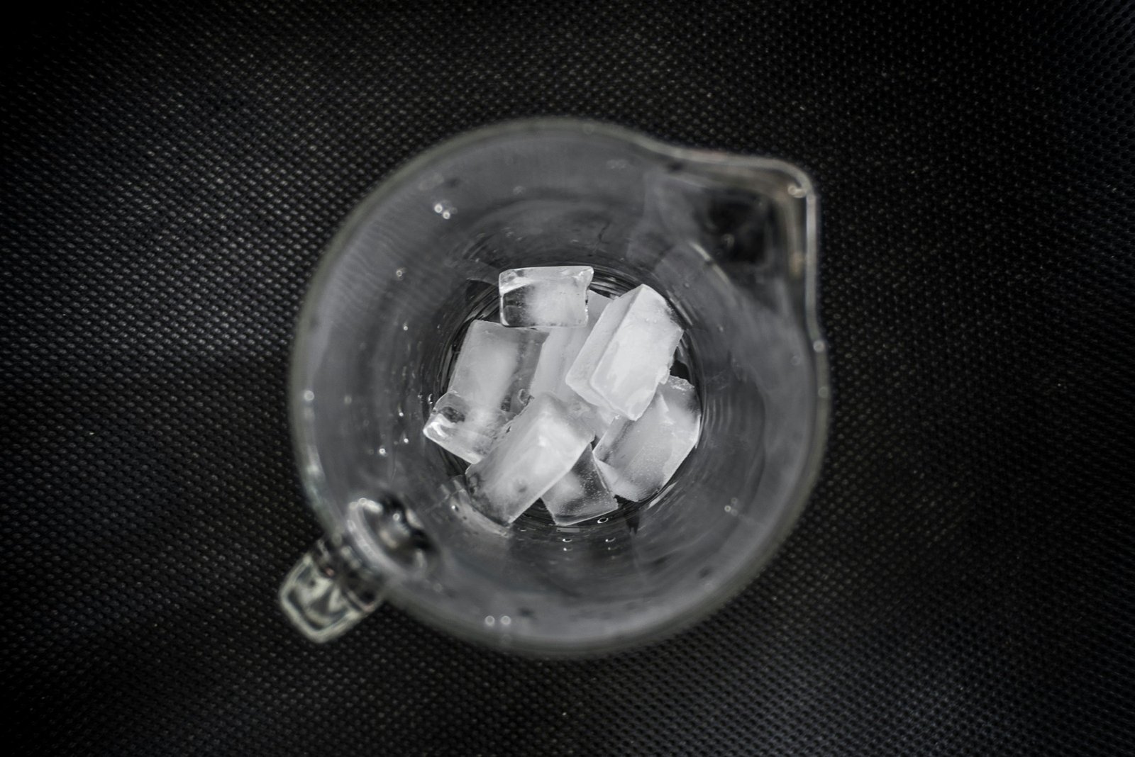 Eiswürfelmaschine auf einer Küchentheke