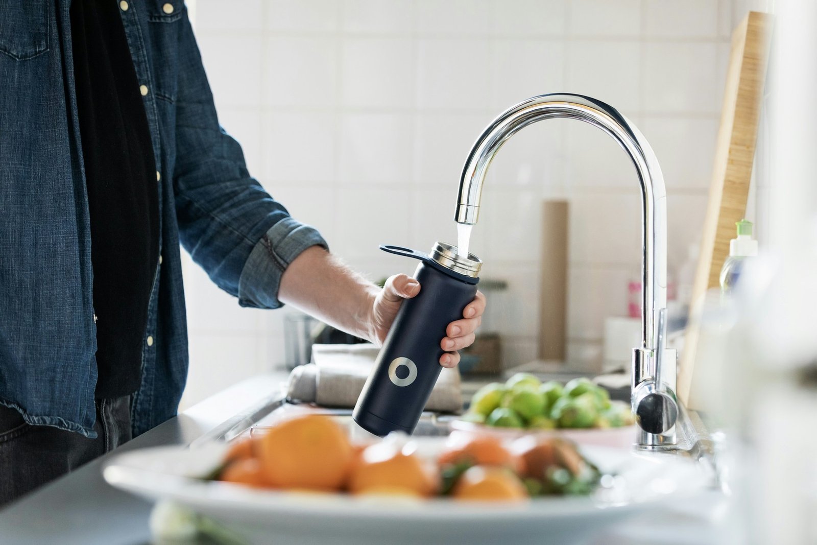 Wasser fließt aus einem Wasserhahn in der Küche