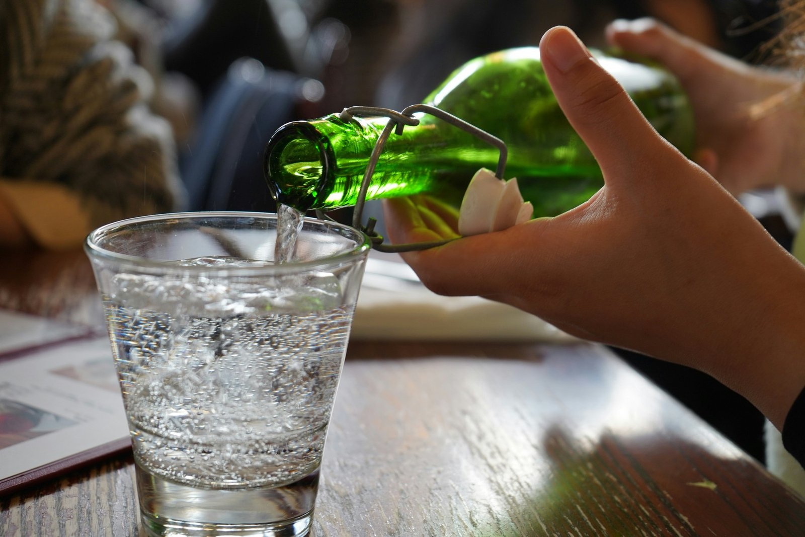 Wasser wird in ein Glas auf einer Küchenarbeitsfläche gegossen